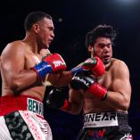 David Benavidez dominó a Gilberto Ramírez y se quedó con los títulos del peso crucero tras un nocaut técnico en Las Vegas.