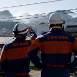 Bomberos en Otsuchi, Iwate, observan columnas de humo en zona montañosa afectada por incendios forestales cerca de áreas habitadas.
