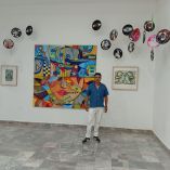 El artista presenta una exposición que mezcla pintura, gráfica e instalación en el corazón de Oaxaca.