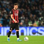 Santiago Gimenez perdió la titularidad en el AC Milan; ingresó de cambio a los 58 minutos cuando su equipo perdía por dos goles.