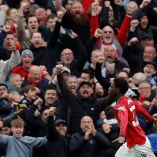Kobbie Mainoo desató la locura en Old Trafford después de marcar el tanto de la victoria del Manchester United.