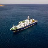 Vista general del crucero MV Hondius anclado frente al puerto de Praia, donde se presentó un brote de hantavirus.