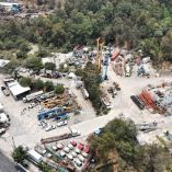Vista aérea de maquinaria, vehículos y estructuras industriales en predio de Alameda Poniente en Álvaro Obregón antes de su recuperación ambiental