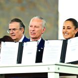 La presidenta Claudia Sheinbaum con José Medina Mora Icaza, presidente del Consejo Coordinador Empresarial (CCE), durante la firma del decreto para incentivar la inversión en sectores estratégicos.