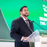 Tijuana registró una baja de 38 por ciento en homicidios dolosos 5 de mayo de 2026 Por David Vicenteño david.vicenteno@gimm.com.mx La ciudad de Tijuana, Baja California, registró una baja de 38 por ciento en la cifra de homicidios dolosos, al pasar de 102 casos en abril de 2025 a 63 en el mismo mes de este año, informó el presidente municipal Ismael Burgueño Ruiz. El funcionario afirmó que esta situación es resultado de la aplicación de la Estrategia Nacional de Seguridad del gobierno de la presidenta Claudia Sheinbaum, basada en fortalecer a los gobiernos locales y mantener una coordinación directa con la federación. “La seguridad de las y los tijuanenses exige trabajo diario y coordinación permanente”, dijo Burgueño Ruiz, quien indicó que las reuniones constantes de la Mesa de Paz permiten dar seguimiento puntual a las estrategias implementadas. De acuerdo con cifras en materia de Seguridad Pública, se detalló que, en abril de 2026, en Tijuana, se reportaron más de mil 21 personas detenidas, así como el aseguramiento de armas de fuego, cartuchos útiles y cargadores. También se decomisaron miles de dosis de distintas sustancias ilícitas, además de cumplir 149 órdenes relacionadas con diversos delitos y recuperar 161 vehículos, informó la administración de Tijuana. Burgueño Ruiz destacó que la estrategia de seguridad en la ciudad fronteriza se basa en la continuidad de la coordinación institucional, el análisis constante de resultados y la implementación de acciones preventivas. "No se bajará la guardia y se mantendrá el trabajo conjunto con la federación y el estado para consolidar una tendencia sostenida en la reducción de la violencia y fortalecer el bienestar en la ciudad”, ofreció Burgueño Ruiz.