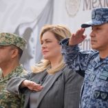 La gobernadora de Chihuahua, Maru Campos, acompañó los honores al lábaro patrio, frente a la bandera monumental que fue izada a toda asta.