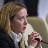 Giorgia Meloni, primera mujer en ejercer el cargo más alto del ejecutivo italiano, fue recientemente víctima de un deepfake, un tipo de ataque cibernético que consiste en imágenes falsas modificadas o generadas por inteligencia artificial, muy difundidas en redes sociales.