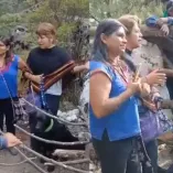 Casi linchan a dos mujeres por bañar a su perro en un manantial.
