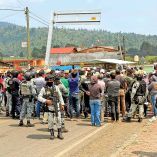 Elementos de la Guardia Nacional y habitantes de Ocuilan, Edomex dialogando.