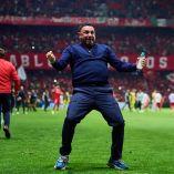 Antonio Mohamed celebra efusivamente la clasificación de los Diablos Rojos a la final de la Copa de Campeones de Concacaf.