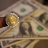 Por la mañana, la divisa mexicana cotizaba en 17.1992 pesos por dólar, con una ganancia de 0.36%