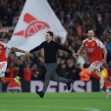 Noni Madueke, Mikel Arteta, Declan Rice y Eberechi Eze celebran el pase a la final de la Champions League.