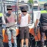 Los elementos de la Policía Municipal detuvieron a los presuntos responsables, identificados como Christofer “N”, de 21 años y Víctor “N”, de 29