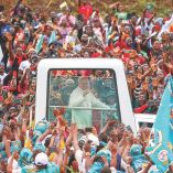 El papa León XIV saludando a una multitud en Bamenda, Camerún, durante su gira de 11 días por África en abril de 2026.