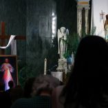 Varias personas asisten a una misa en la iglesia del santuario de la parroquia católica de San Antonio de Padua, en la ciudad de Nueva York (EE. UU.), el 14 de abril de 2026.