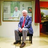 Sir David Attenborough posa junto a su retrato realizado por Bryan Organ en el Museo y Galería de Arte New Walk en Leicester, Gran Bretaña.