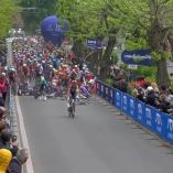 Una brutal caída se suscitó a 600 metros de la meta en la primera etapa del Giro 2026.