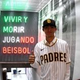 Humberto Cruz abandonó Estados Unidos después de resolver un caso federal en Arizona que puso en pausa su futuro con los Padres de San Diego.