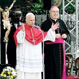 Papa León XIV dando un discurso en Nápoles en su primer aniversario como máximo jerarca católico.