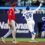 Brandon Valenzuela vivió la mejor noche de su carrera en Grandes Ligas al conectar 4 hits, incluido un jonrón de 3 carreras, en la victoria de los Azulejos de Toronto.