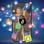 Fotoarte de una madre con su hijo rodeado de logos de redes sociales.