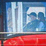 Pasajeros del crucero MV Hondius, a bordo de un autobús, tras ser evacuados del barco.