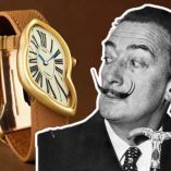 Muchos relacionan el reloj con los relojes derretidos de Salvador Dalí.