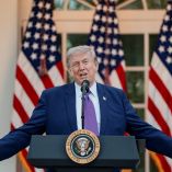 El presidente Donald Trump declaró su apoyo a la reducción del impuesto federal a la gasolina de 18 centavos, ante el fuerte aumento de los precios del combustible en Estados Unidos.