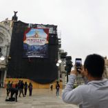 Greenpeace México desplegó una gran manta sobre andamios frente al Palacio de Bellas Artes