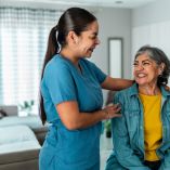 Hoy, las y los profesionales de enfermería participan en la toma de decisiones clínicas, coordinan equipos multidisciplinarios y aplican protocolos de alta complejidad. Su rol es, cada vez más, integral y determinante para el funcionamiento de los sistemas de salud.