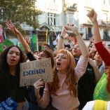 Miles de manifestantes marcharon hacia Plaza de Mayo para exigir mayor presupuesto para universidades públicas argentinas.