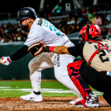 Sandy León jugó el domingo con los Saraperos de Saltillo, equipo con el peor récord de la Liga Mexicana de Beisbol, y apenas dos días después estará disponible para jugar con los Bravos de Atlanta, líderes de todas las Grandes Ligas.