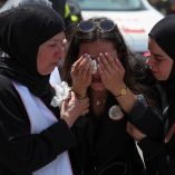 Equipos de rescate trabajan entre restos calcinados en la autopista que conecta Beirut con el sur, tras los bombardeos israelíes que dejaron varias víctimas, incluidos niños, según el Ministerio de Salud libanés.