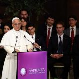 El Papa León XIV ofrece un discurso durante su visita a la Universidad de La Sapienza de Roma.