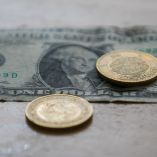 Peso cae tras dato semanal ayuda por desempleo EU