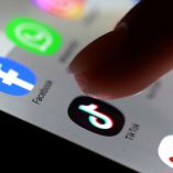 Familias italianas y el movimiento MOIGE demandaron a Meta y TikTok en Milán por permitir acceso ilegal de menores a redes sociales.