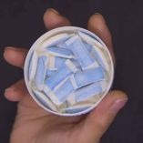 Las bolsitas conocidas como “snus” o pouchs liberan nicotina a través de la mucosa bucal.