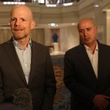 Mehdi Taj con el secretartio general de la FIFA, Mattias Grafstrom, en Estambul.