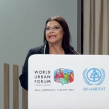 Clara Brugada habla en el Foro Urbano Mundial 13 de ONU-Hábitat en Bakú, Azerbaiyán, sobre vivienda digna y sistemas públicos de cuidados.