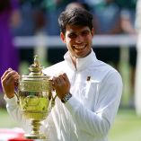 Carlos Alcaraz con su trofeo en Wimbledon en 2024.