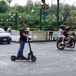 CIUDAD DE MÉXICO, 06MAYO2026.- A partir del 1 de septiembre de 2026, los vehículos eléctricos personales de mayor velocidad, como algunos scooters, deberán contar con placas y licencia para circular en la capital, como parte de las reformas al Reglamento de Tránsito y la Ley de Movilidad impulsadas por el Gobierno de la Ciudad de México para reforzar la seguridad vial. FOTO: CAMILA AYALA BENABIB / CUARTOSCURO.COM