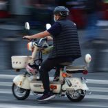 CIUDAD DE MÉXICO, 12MARZO2025.- Las bicicletas y patines eléctricos serán reguladas en las reformas propuestas a la Ley de Movilidad y al Reglamento de Tránsito. Una vez aprobadas, las bicis eléctricas deberán cumplir con los siguientes requisitos: portar placas y tarjeta de circulación, usar casco, no circular por ciclovías ni por carriles confinados y no desplazarse sobre banquetas o zonas peatonales. Los patines eléctricos y scooters, seguirán siendo considerados vehículos no motorizados y deberán circular en ciclovías o en el carril derecho cuando no haya infraestructura ciclista. Esto con la finalidad de disminuir accidentes y cuidar el medio ambiente.FOTO: GRACIELA LÓPEZ/CUARTOSCURO.COM