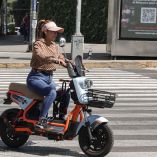 CIUDAD DE MÉXICO, 23FEBRERO2026.- Una mujer transita en una bicicleta eléctrica, medio de transporte que ha cobrado presencia recientemente en calles de la capital. FOTO: CAMILA AYALA BENABIB / CUARTOSCURO.COM