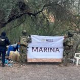Elementos de seguridad localizaron en estado de abandono 45 tambos con capacidad de 200 litros cada uno, así como 69 bidones con capacidad de 50 y 24 bidones de 20.
