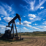 Un pozo petrolero en operación sirve como imagen ilustrativa del fracturamiento hidráulico, técnica utilizada para extraer gas natural y petróleo de formaciones compactas.