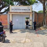 Entrada de la Secundaria Técnica Número 18 en Ciudad Chapultepec, Cuernavaca, con padres de familia aglomerados tras la suspensión de clases por un estudiante armado.