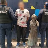 Al momento de la inspección preventiva, el individuo mostró una actitud agresiva hacia los oficiales, por lo que fue sometido y detenido conforme a los protocolos de actuación.