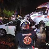 Al arribar al sitio, los cuerpos de auxilio informaron que un tractocamión impactó a un automóvil Honda color blanco, proyectándolo fuera de la carpeta asfáltica.
