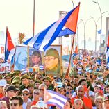 Habitantes cubanos en protesta con banderas de la isla y Raúl Castro.