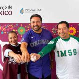 Vinicio Castilla posa junto a Vanessa Bohórquez, coordinadora del Parque Ecológico Lago de Texcoco, y Héctor García, coordinador técnico de Cultura Física y Deporte del IMSS, previo a la clínica de beisbol que impartirá este domingo para niñas y niños.